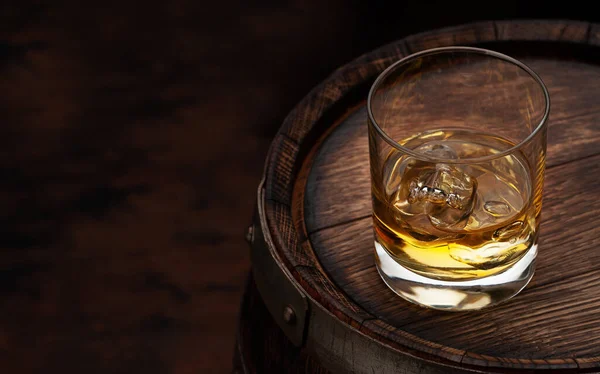 スコッチウイスキーグラスと古い木製の樽 コピースペース付き — ストック写真