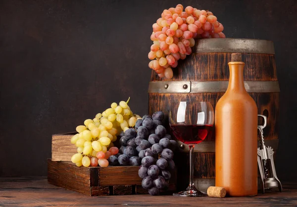 Şarap Şişeleri Üzümler Bir Bardak Kırmızı Şarap Eski Ahşap Fıçı — Stok fotoğraf