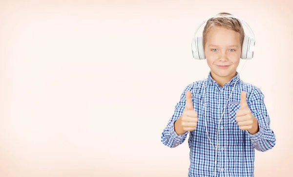 Niño Escuchando Música Con Auriculares Sobre Fondo Color Con Espacio — Foto de Stock