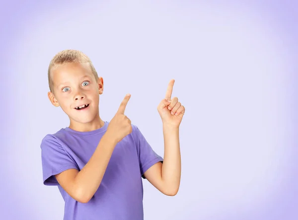 Zabawny Zaskoczony Chłopak Wskazywał Ręką Palcem Nad Kolorowym Tłem Przestrzenią — Zdjęcie stockowe