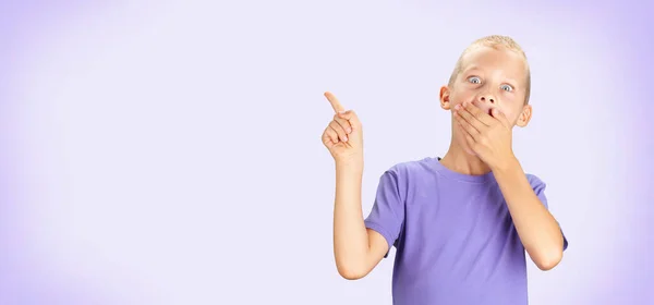 Divertido Chico Sorprendido Señalando Con Mano Dedo Sobre Fondo Color — Foto de Stock