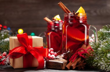 Baharatlı ve narenciyeli Noel şarabı, Noel ağacı ve hediye kutusu.