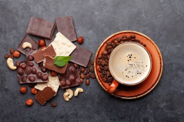 Çeşitli çikolata parçaları, kahve ve kuruyemiş. Üst görünüm düzlüğü