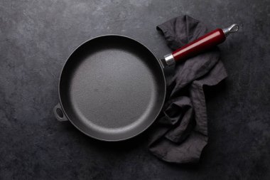 Mutfak masasında tava. Yemek pişirme konsepti. Üst görünüm düzlüğü kopyalama alanı ile yatıyordu