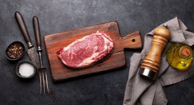 Baharatlı pirzola ve çiğ biftek. Üst görünüm düzlüğü