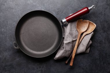 Mutfak masasında tava ve çatal bıçak. Üst görünüm düzlüğü kopyalama alanı ile yatıyordu