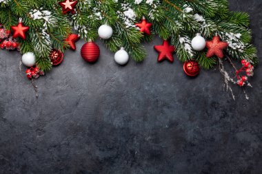 Noel tebrik kartı, içinde köknar ağacı ve dekor var. En üstteki görünüm düzlüğü Xmas selamlamalarınız için kopyalama alanı ile yatar