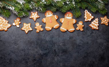 Tıbbi maskeli zencefilli kurabiye adam kurabiyeleriyle dolu komik bir tebrik kartı. Salgın Xmas selamlamalarınız için kopya alanı ile düz uzanın