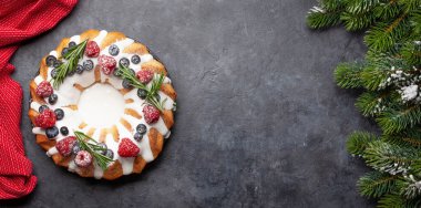 Böğürtlenli ve biberiyeli Noel pastası. Tebrik etmek için üstteki görünüm düzlüğü kopyalama alanı ile yatar