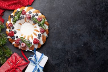 Böğürtlenli ve biberiyeli Noel pastası. Tebrik etmek için üstteki görünüm düzlüğü kopyalama alanı ile yatar