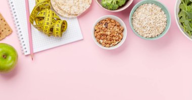 Sağlıklı yemek ve kilo kaybı konsepti. Zindelik veya diyet planınız için üst görünüm düz dizüstü bilgisayarı ile yatın