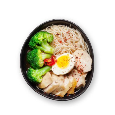 Tavuk, sebze ve yumurtalı Asya eriştesi çorbası. Beyaz arka planda izole edilmiş. Üst görünüm düzlüğü