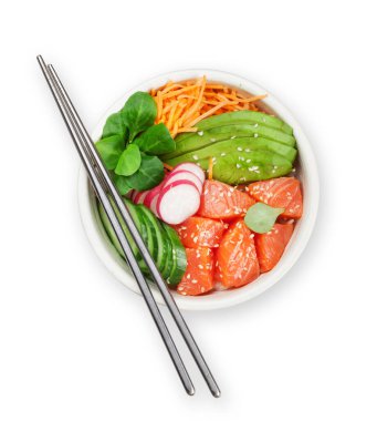 Somon ve sebzeli dürtme kasesi. Geleneksel Hawaii çiğ balık salatası. Beyaz arka planda izole edilmiş. Üst görünüm düzlüğü