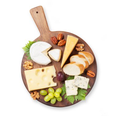 Üzüm ve fındıklı peynir tahtası. Şarap yılanları. Beyaz arka planda izole edilmiş. Üst görünüm düzlüğü