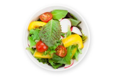 Taze sağlıklı salata kasesi. Beyaz arka planda izole edilmiş. Üst görünüm düzlüğü