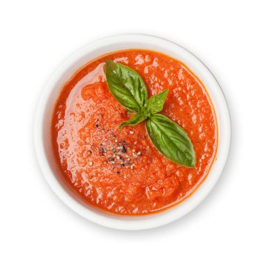 Olgun domatesli soğuk gazpacho çorbası, salatalık ve fesleğen. Beyaz arka planda izole edilmiş. Üst görünüm düzlüğü