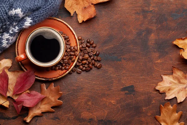 木製のテーブルの上にコーヒーカップと秋の葉 コピースペース付きのトップビューフラットレイ — ストック写真