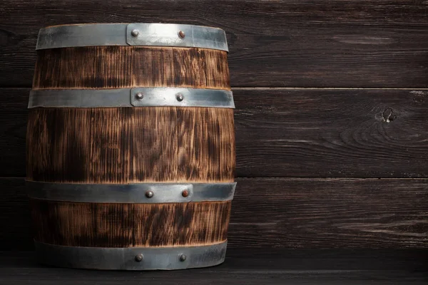 Velho Barril Madeira Para Vinho Whisky Envelhecimento Frente Parede Madeira — Fotografia de Stock