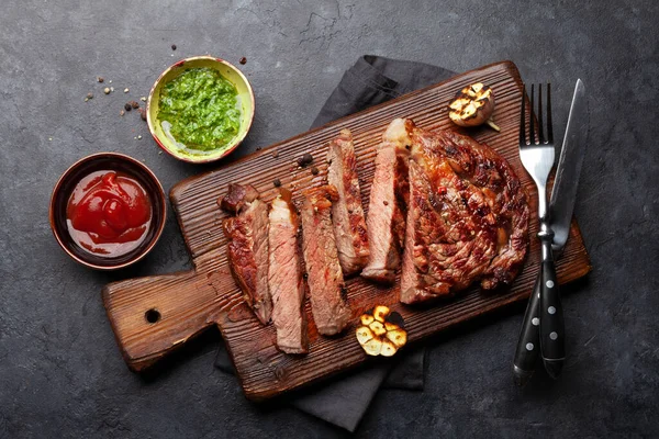 Bistecca Manzo Affettata Con Salse Sul Tagliere Vista Dall Alto — Foto Stock