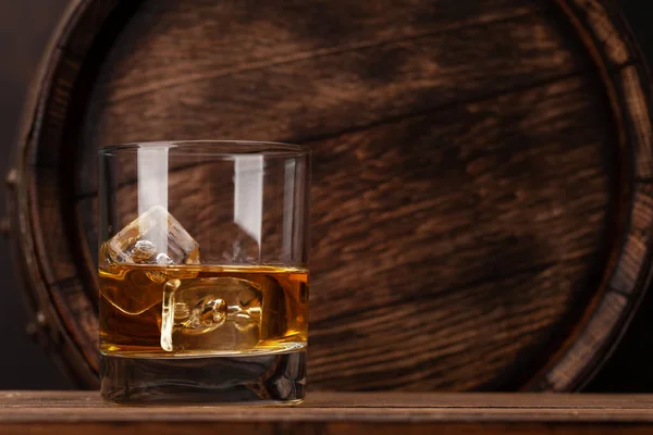 Schottisches Whiskeyglas Und Altes Holzfass Mit Kopierraum — Stockfoto