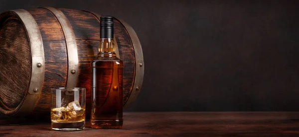Whiskyflaska Glas Och Gammal Trätunna Med Kopieringsutrymme — Stockfoto