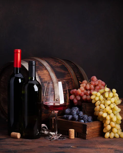 Şarap Şişeleri Üzümler Bir Bardak Kırmızı Şarap Eski Ahşap Fıçı — Stok fotoğraf