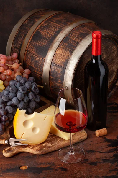 Şarap Şişesi Üzüm Peynir Bir Bardak Kırmızı Şarap Eski Ahşap — Stok fotoğraf