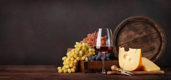 Trauben Käse Ein Glas Rotwein Und Ein Altes Holzfass Mit — Stockfoto