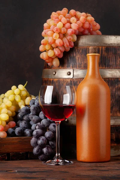 Weinflasche Trauben Ein Glas Rotwein Und Ein Altes Holzfass — Stockfoto