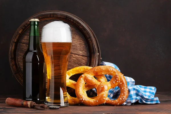 Bière Allégée Avec Bretzels Faits Maison Vieux Tonneau Bière Bois — Photo