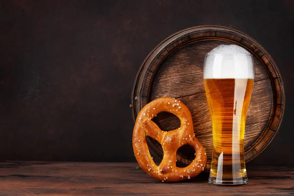 自家製のプレッツェルと古い木製のビール樽でラガービール コピースペース付き — ストック写真