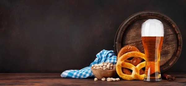 Bière Allégée Avec Bretzels Faits Maison Noix Vieux Tonneau Bière — Photo