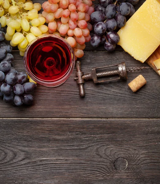 各种葡萄 一杯红酒和奶酪 带有复制空间的顶视图平面布局 — 图库照片