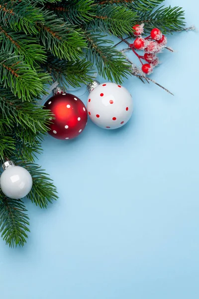 Weihnachtsgrußkarte Mit Tannenbaum Und Christbaumschmuck Draufsicht Flach Liegend Mit Kopierraum — Stockfoto