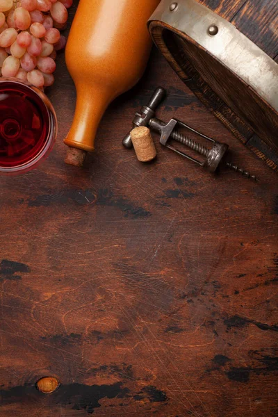 Bouteille Vin Raisins Verre Vin Rouge Vieux Tonneau Bois Vue — Photo