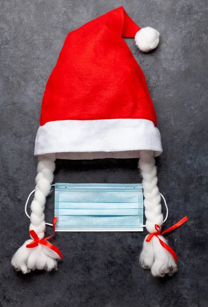 Lustige Weihnachtsgrußkarte Mit Weihnachtsmütze Und Medizinischer Gesichtsmaske Flache Lage — Stockfoto