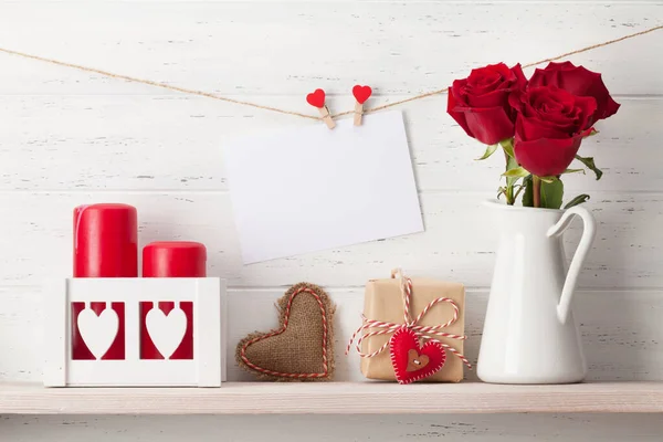 День Святого Валентина Вітальна Листівка Трояндовими Квітами Подарункова Коробка Білому — стокове фото