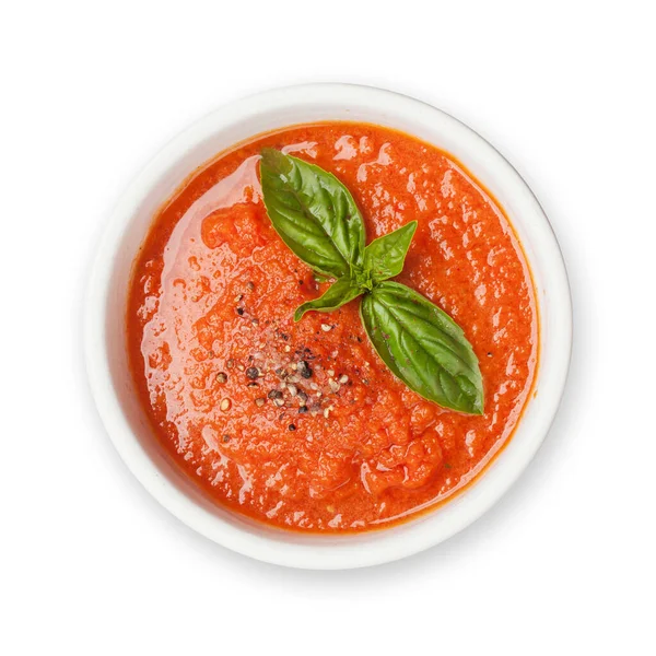 熟したトマト キュウリ バジルと冷たいガスパチョスープ 白い背景に隔離されている 最上階平面 — ストック写真