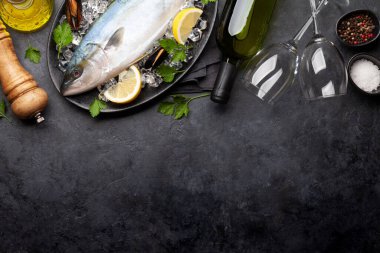 Çiğ balık pişirme. Taş masada deniz ürünleri ve beyaz şarap. Üst görünüm düzlüğü kopyalama alanı ile yatıyordu