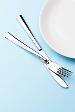 Boş tabak, çatal ve bıçak. Kopyalama alanı olan üst görünüm