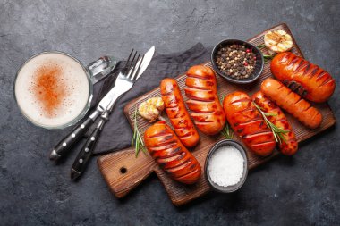 Sıcak ızgara sosis ve bira. Üst görünüm düzlüğü