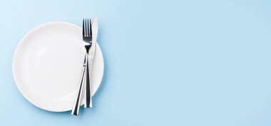 Boş tabak, çatal ve bıçak. Üst görünüm düzlüğü kopyalama alanı ile yatıyordu