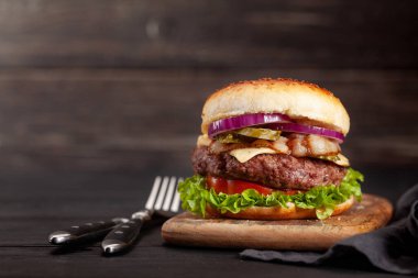 Büyük etli, peynirli, domatesli, pastırmalı ve marullu ev yapımı lezzetli hamburger. Kopyalama alanı ile