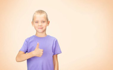 Komik çocuk baş parmağını gösteriyor. Kopyalama alanı olan renk arkaplanı