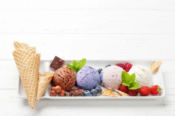 ベリー バニラ チョコレートアイスクリームサンデー コピースペース付き — ストック写真