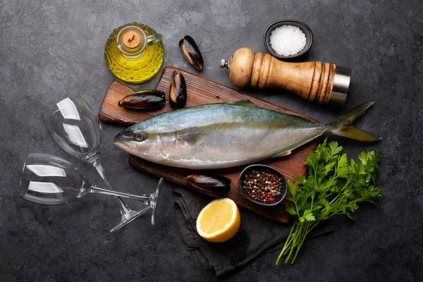 Råfisk Matlagning Fisk Och Ingredienser Till Middag Stenbord Ovanifrån Platt — Stockfoto