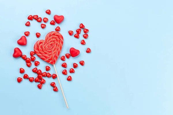 Sevgililer Günü Nde Mavi Arka Planda Şeker Kalpler Fotokopi Alanı — Stok fotoğraf