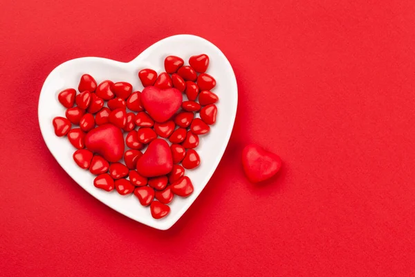 Ημέρα Του Αγίου Βαλεντίνου Καρδιές Καραμέλα Πάνω Από Κόκκινο Φόντο — Φωτογραφία Αρχείου