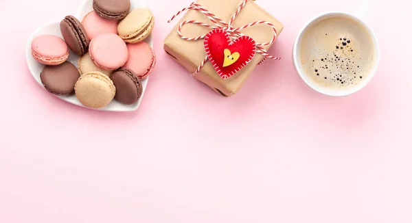 Dia Dos Namorados Com Macaroons Forma Coração Placa Café Caixa — Fotografia de Stock