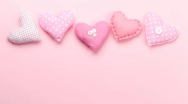 情人节 手工制作的手工心脏 粉红背景 有复制空间 — 图库照片